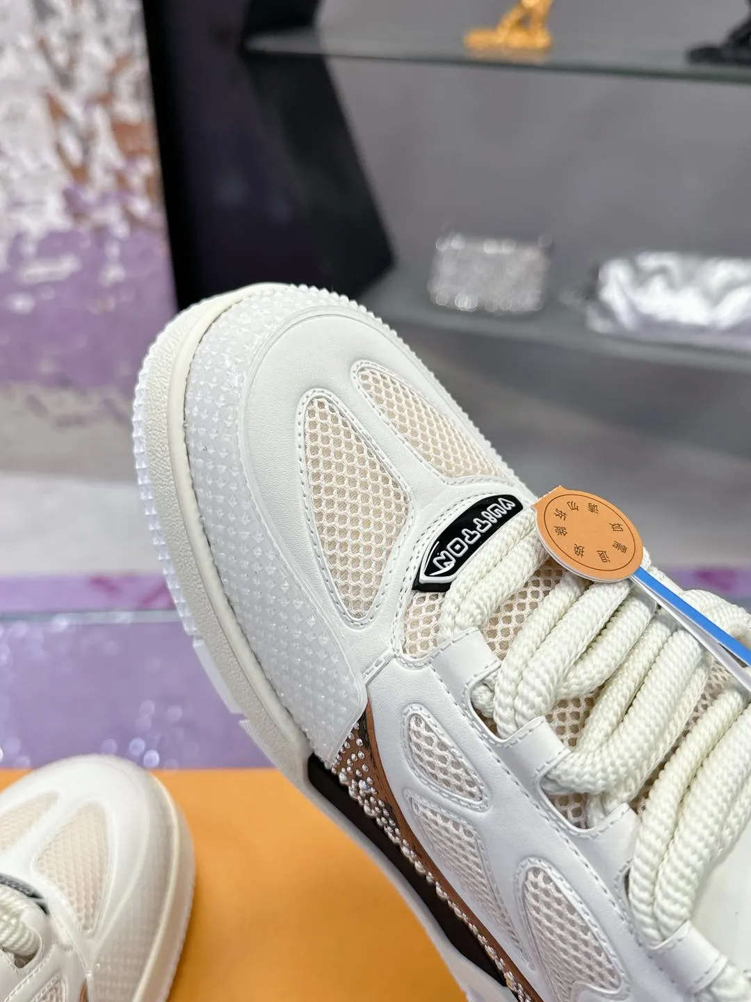 Men's shoes 💰900❤️❤️❤️ 𝙇𝙑 Bread shoes have added new colors 💓 Craftsmanship series 𝟐𝟎𝟐5/𝐒𝐒 𝐧𝐞𝐰 Louis Vuitton catwalk skate shoes are popular, LOUIS VUITTON Trainer is undoubtedly one of the most successful Sneakers launched by luxury brands, but the pace of exploration will not stop. LOUISVUITTON will also bring a new series of skateboard shoes in the spring of 2025. The new series in the picture returns to the 90s Chunky Skate Shoes look and feel. The uppers are made of leather and mesh. The fat silhouette and thick shoelaces are very eye-catching. It is expected to have quite a few colors like the Trainer. Judging from the previous DIOR show skate shoes, this chunky style may be even stronger next year. 💎 Size: Female 35-40 Male 39-46